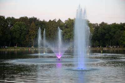 Podświetlane fontanny na Zalewie Nowohuckim - zdjęcie 2