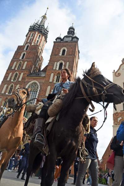 Postanowiła przyjechać do Krakowa konno, jechała ponad rok... - zdjęcie 6