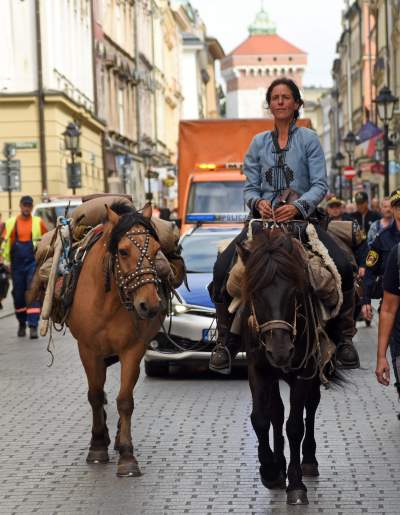 Postanowiła przyjechać do Krakowa konno, jechała ponad rok... - zdjęcie 2