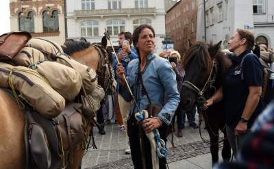 Postanowiła przyjechać do Krakowa konno, jechała ponad rok... - zdjęcie 12