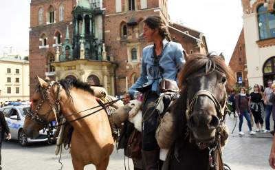 Postanowiła przyjechać do Krakowa konno, jechała ponad rok... - zdjęcie 3