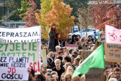 Młodzi ludzie protestowali w Krakowie: "500+ nie uratuje Cię..." - zdjęcie 21