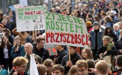 Młodzi ludzie protestowali w Krakowie: "500+ nie uratuje Cię..." - zdjęcie 2