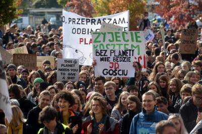 Młodzi ludzie protestowali w Krakowie: "500+ nie uratuje Cię..." - zdjęcie 20