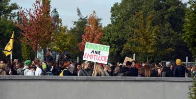 Młodzi ludzie protestowali w Krakowie: "500+ nie uratuje Cię..." - zdjęcie 16