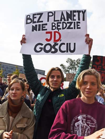 Młodzi ludzie protestowali w Krakowie: "500+ nie uratuje Cię..." - zdjęcie 31