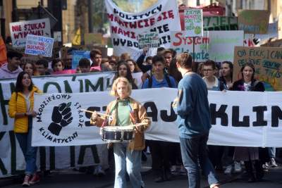Młodzi ludzie protestowali w Krakowie: "500+ nie uratuje Cię..." - zdjęcie 34