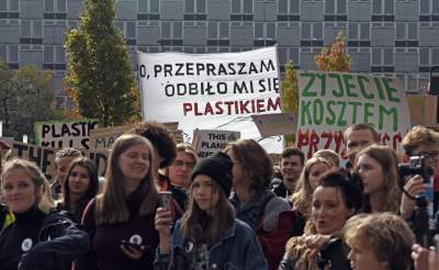 Młodzi ludzie protestowali w Krakowie: "500+ nie uratuje Cię..." - zdjęcie 26