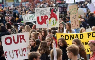 Młodzi ludzie protestowali w Krakowie: "500+ nie uratuje Cię..." - zdjęcie 4