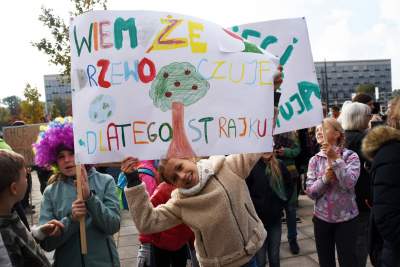 Młodzi ludzie protestowali w Krakowie: "500+ nie uratuje Cię..." - zdjęcie 14