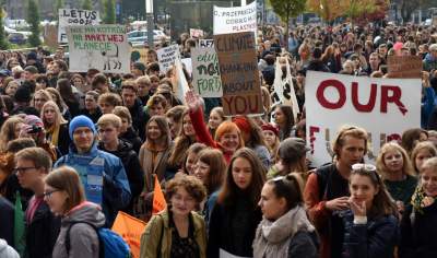 Młodzi ludzie protestowali w Krakowie: "500+ nie uratuje Cię..." - zdjęcie 5