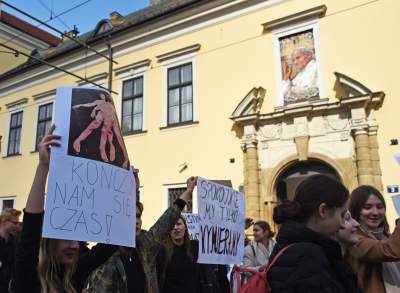 Młodzi ludzie protestowali w Krakowie: "500+ nie uratuje Cię..." - zdjęcie 37