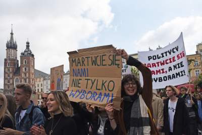 Młodzi ludzie protestowali w Krakowie: "500+ nie uratuje Cię..." - zdjęcie 42