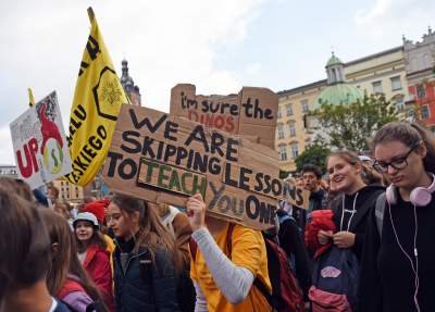 Młodzi ludzie protestowali w Krakowie: "500+ nie uratuje Cię..." - zdjęcie 41
