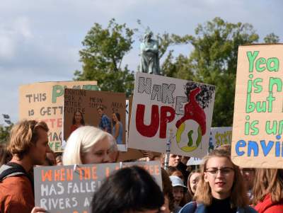 Młodzi ludzie protestowali w Krakowie: "500+ nie uratuje Cię..." - zdjęcie 22
