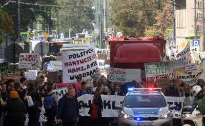Młodzi ludzie protestowali w Krakowie: "500+ nie uratuje Cię..." - zdjęcie 32