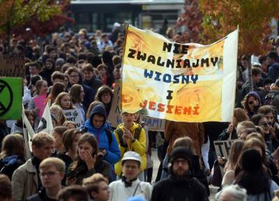 Młodzi ludzie protestowali w Krakowie: "500+ nie uratuje Cię..." - zdjęcie 3