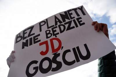 Młodzi ludzie protestowali w Krakowie: "500+ nie uratuje Cię..." - zdjęcie 7