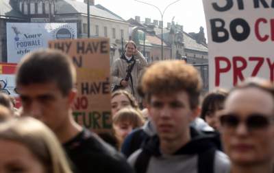 Młodzi ludzie protestowali w Krakowie: "500+ nie uratuje Cię..." - zdjęcie 28