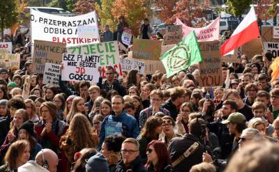 Młodzi ludzie protestowali w Krakowie: "500+ nie uratuje Cię..." - zdjęcie 25