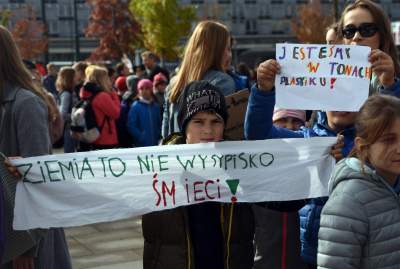 Młodzi ludzie protestowali w Krakowie: "500+ nie uratuje Cię..." - zdjęcie 12