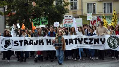 Młodzi ludzie protestowali w Krakowie: "500+ nie uratuje Cię..." - zdjęcie 40