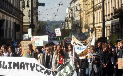 Młodzi ludzie protestowali w Krakowie: "500+ nie uratuje Cię..." - zdjęcie 35