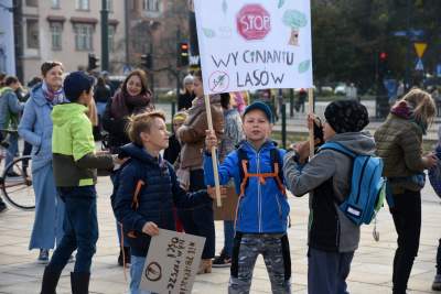 Młodzi ludzie protestowali w Krakowie: "500+ nie uratuje Cię..." - zdjęcie 18
