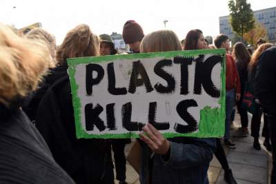 Młodzi ludzie protestowali w Krakowie: "500+ nie uratuje Cię..." - zdjęcie 8