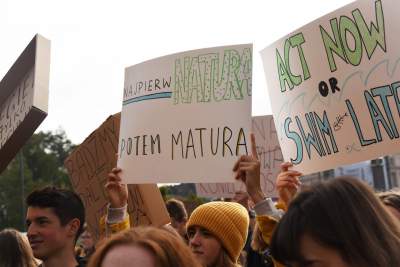 Młodzi ludzie protestowali w Krakowie: "500+ nie uratuje Cię..." - zdjęcie 10