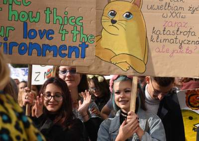 Młodzi ludzie protestowali w Krakowie: "500+ nie uratuje Cię..." - zdjęcie 30