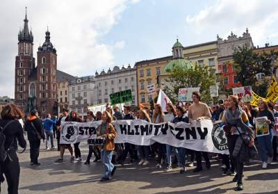 Młodzi ludzie protestowali w Krakowie: "500+ nie uratuje Cię..." - zdjęcie 39