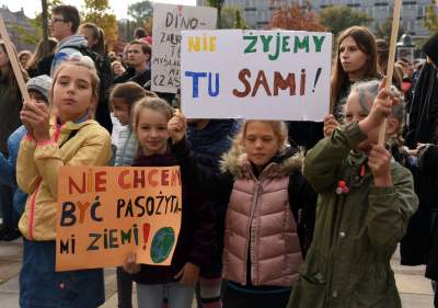 Młodzi ludzie protestowali w Krakowie: "500+ nie uratuje Cię..." - zdjęcie 13
