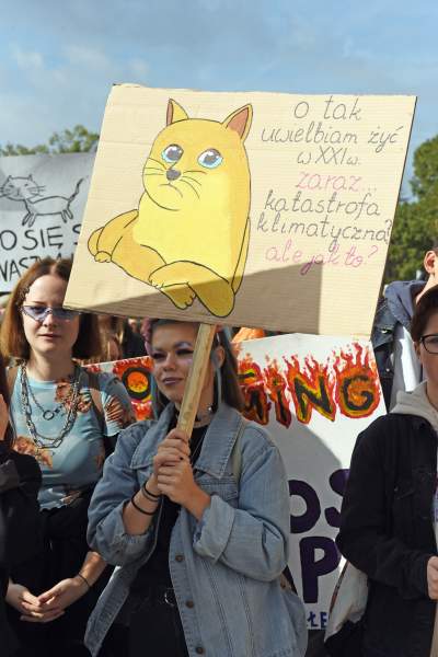Młodzi ludzie protestowali w Krakowie: "500+ nie uratuje Cię..." - zdjęcie 23