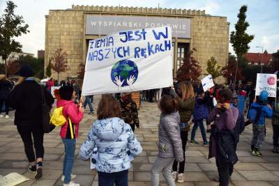 Młodzi ludzie protestowali w Krakowie: "500+ nie uratuje Cię..." - zdjęcie 15