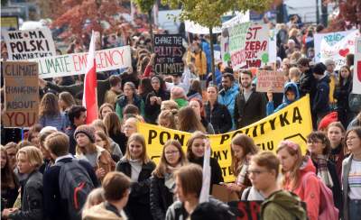 Młodzi ludzie protestowali w Krakowie: "500+ nie uratuje Cię..." - zdjęcie 6