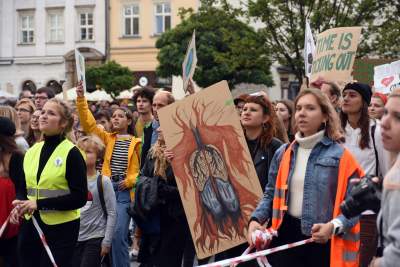 Młodzi ludzie protestowali w Krakowie: "500+ nie uratuje Cię..." - zdjęcie 44