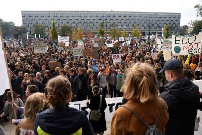 Młodzi ludzie protestowali w Krakowie: "500+ nie uratuje Cię..." - zdjęcie 11