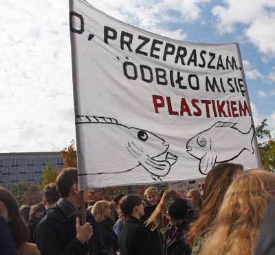Młodzi ludzie protestowali w Krakowie: "500+ nie uratuje Cię..." - zdjęcie 9