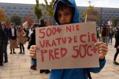 Młodzi ludzie protestowali w Krakowie: "500+ nie uratuje Cię..." - zdjęcie 1