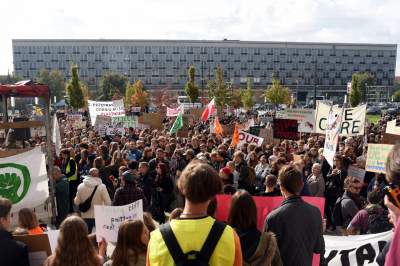 Młodzi ludzie protestowali w Krakowie: "500+ nie uratuje Cię..." - zdjęcie 24