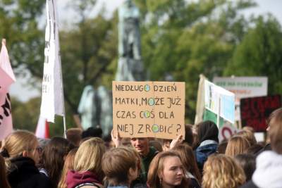 Młodzi ludzie protestowali w Krakowie: "500+ nie uratuje Cię..." - zdjęcie 19