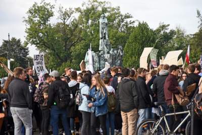 Młodzi ludzie protestowali w Krakowie: "500+ nie uratuje Cię..." - zdjęcie 17