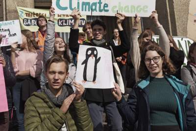 Młodzi ludzie protestowali w Krakowie: "500+ nie uratuje Cię..." - zdjęcie 27