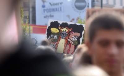 Młodzi ludzie protestowali w Krakowie: "500+ nie uratuje Cię..." - zdjęcie 29