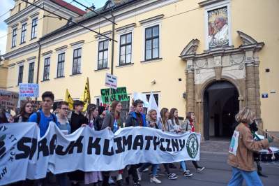 Młodzi ludzie protestowali w Krakowie: "500+ nie uratuje Cię..." - zdjęcie 38