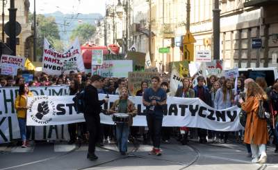 Młodzi ludzie protestowali w Krakowie: "500+ nie uratuje Cię..." - zdjęcie 33