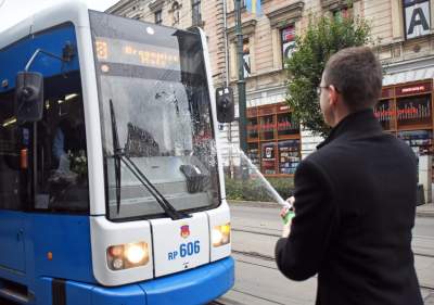 Wstali wcześnie rano w niedzielę by powitać go chlebem i solą... - zdjęcie 24