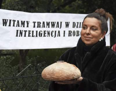 Wstali wcześnie rano w niedzielę by powitać go chlebem i solą... - zdjęcie 13