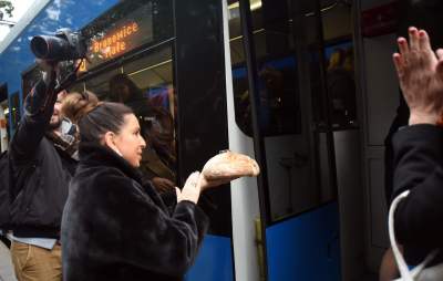 Wstali wcześnie rano w niedzielę by powitać go chlebem i solą... - zdjęcie 23